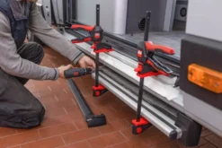 Bessey Enhandstving med roterande handtag