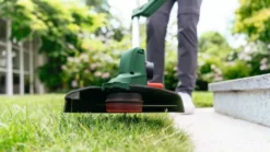 Bosch Grästrimmer Universalgrasscut 18V-26 med 1x2,5Ah batteri & laddare