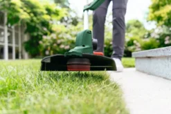 Bosch Grästrimmer Univgrasscut 18V-260 med 2X2Ah batteri & laddare