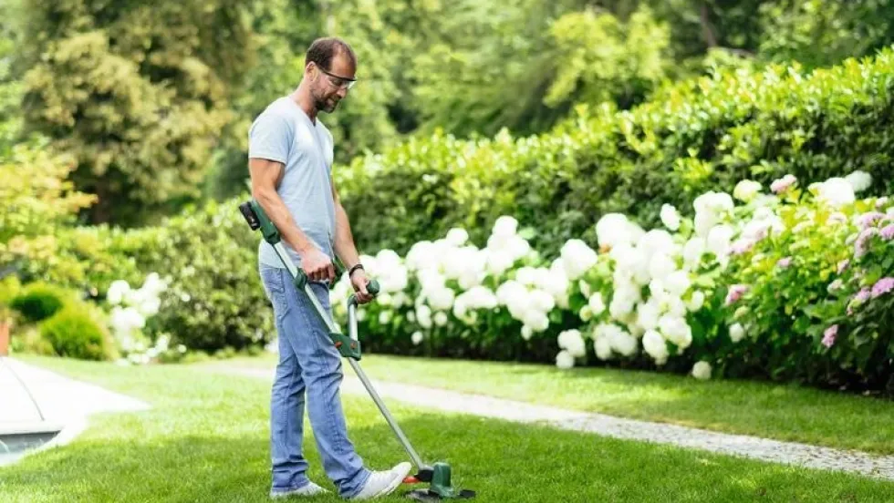 Bosch Grästrimmer Univgrasscut 18V-260 med 2X2Ah batteri & laddare