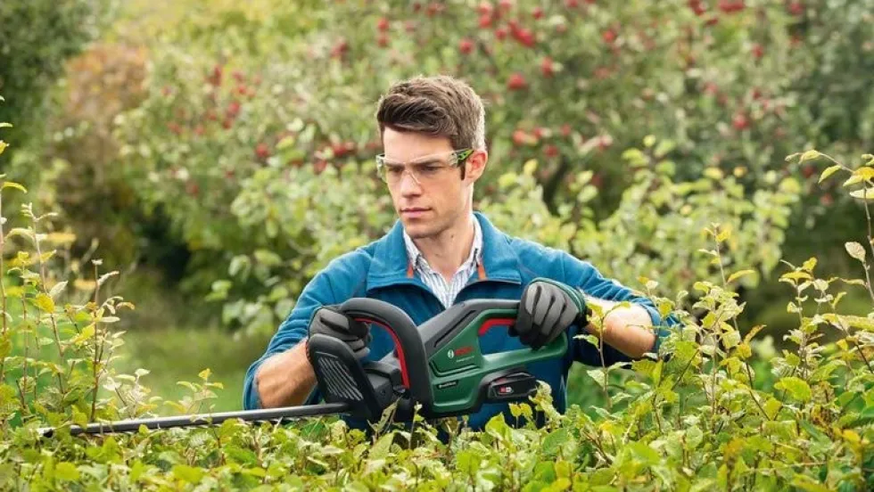 Bosch Häcksax Universalhedgecut 18V-55 ink. stödhandtag, utan batteri & laddare i L-BOXX