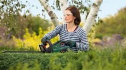 Bosch Häcksax Universalhedgecut 18V-55 med 1x2,5Ah batteri & laddare