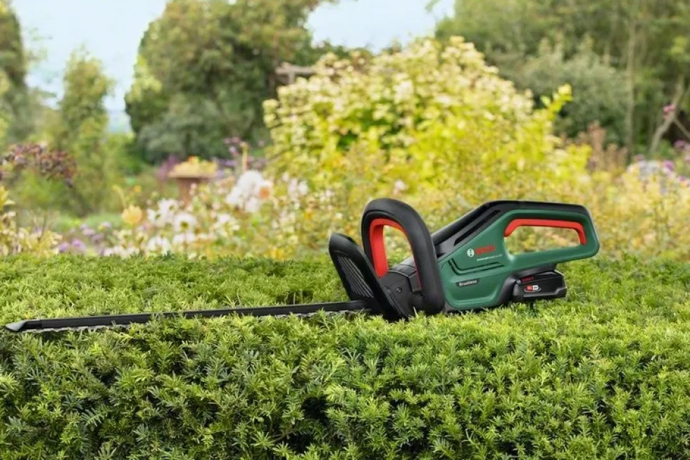 Bosch Häcksax Universalhedgecut 18V-55 med 1x2,5Ah batteri & laddare