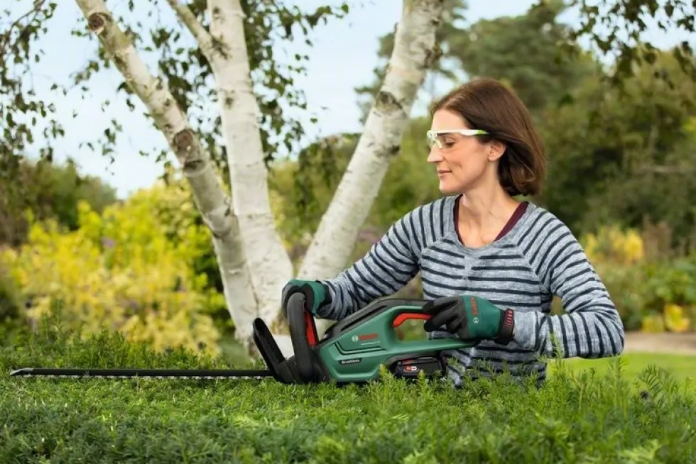 Bosch Häcksax Universalhedgecut 18V-55 med 1x2,5Ah batteri & laddare