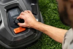 Husqvarna Automower® 305E NERA Robotgräsklippare
