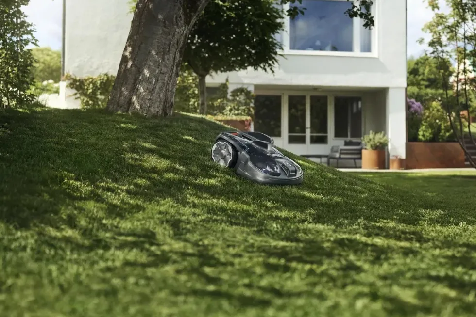 Husqvarna Automower® 320 NERA Med slinglös teknik Ink. Referensstation