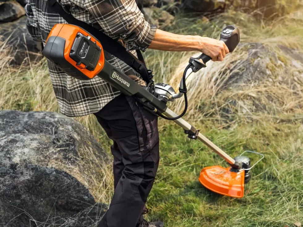 Husqvarna 220iR Batteritrimmer med Batteri och Laddare