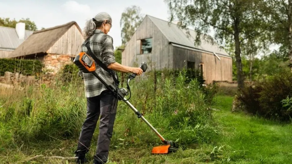 Husqvarna 220iR Batteritrimmer med Batteri och Laddare