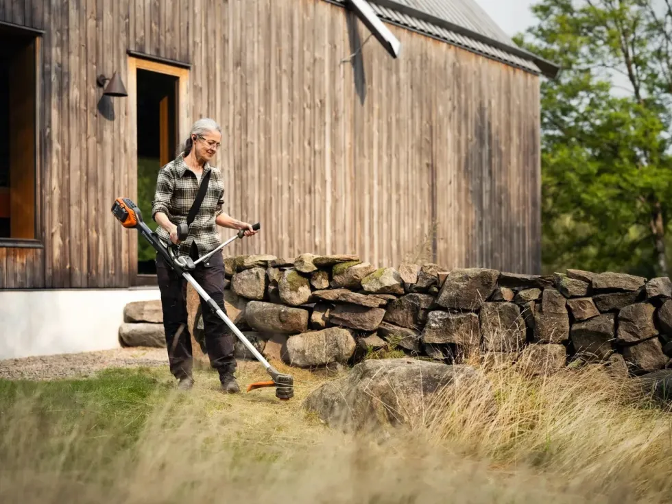 Husqvarna 220iR Batteritrimmer med Batteri och Laddare