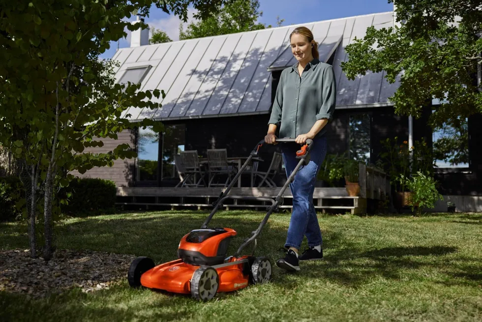 Husqvarna LB144i Batterigräsklippare