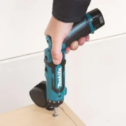 Makita Borrskruvdragare DF012DSJ 7,2V med 2st 1,5Ah batterier & laddare i väska