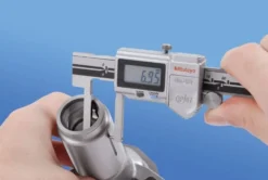 Mitutoyo ABSOLUTE Digimatic Skjutmått 573-752-20 med inåtriktade mätspetsar 0-6in, 0,0005in, IP67, friktionsrulle
