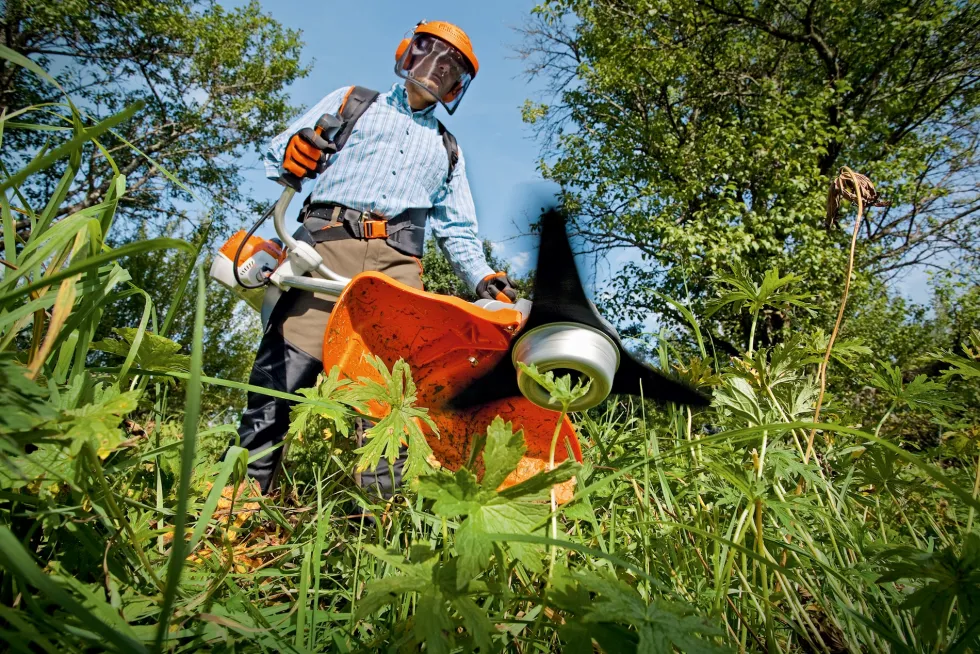 STIHL FS 240 C-E Röjsåg inkl. sele och tre skärutrustningar