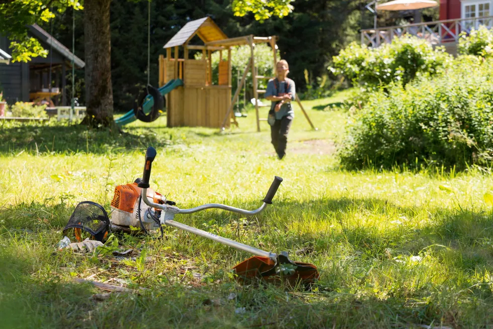 STIHL FS 240 C-E Röjsåg inkl. sele och tre skärutrustningar