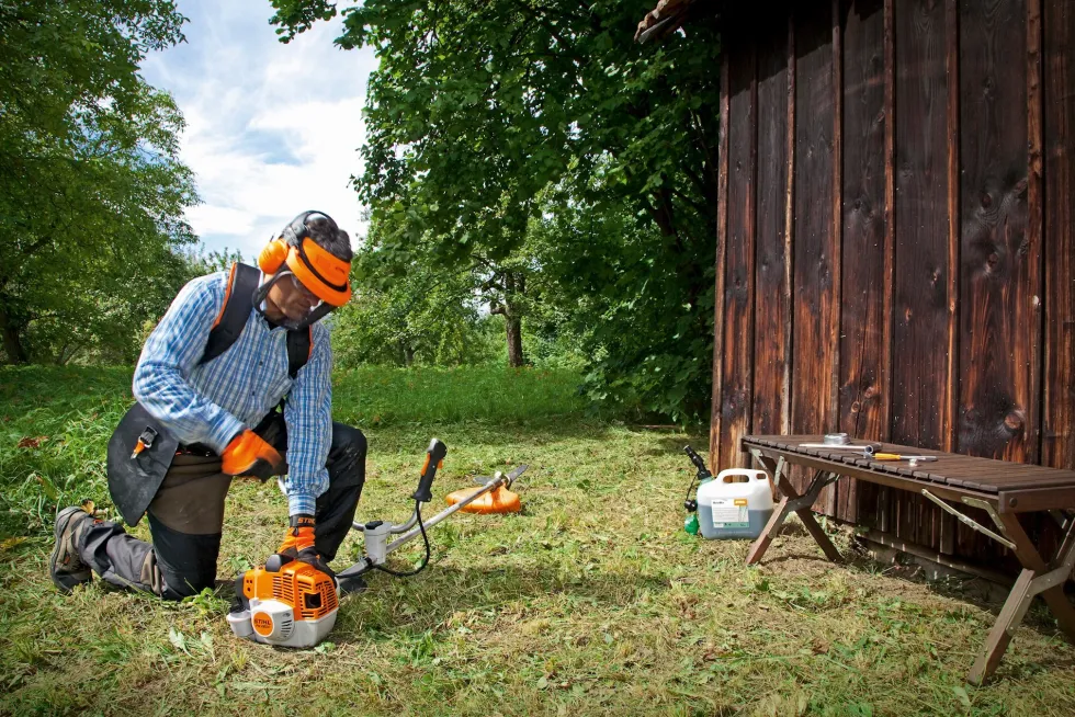 STIHL FS 240 C-E Röjsåg inkl. sele och tre skärutrustningar