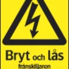 Systemtext Skylt Bryt & lås frånskiljaren före arbete med tra