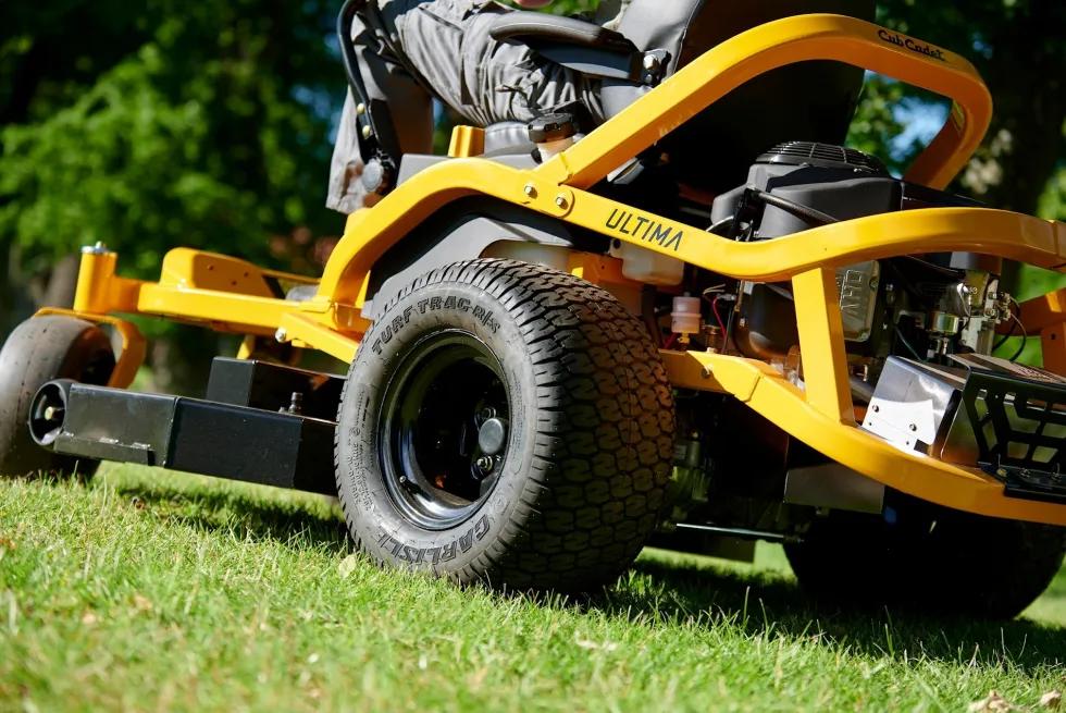 Zero-Turn Åkgräsklippare Cub Cadet spasktyrd Ultima XZ5 L137